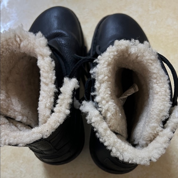 UGG Caspia Ankle Boots Womens 7 Black Leather Sheepskin Lined - Picture 6 of 9